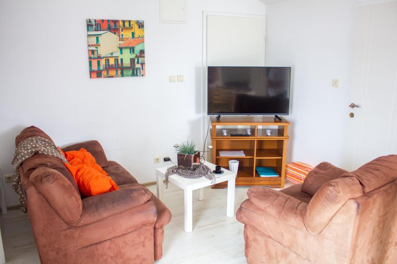 Apartment Lounger *